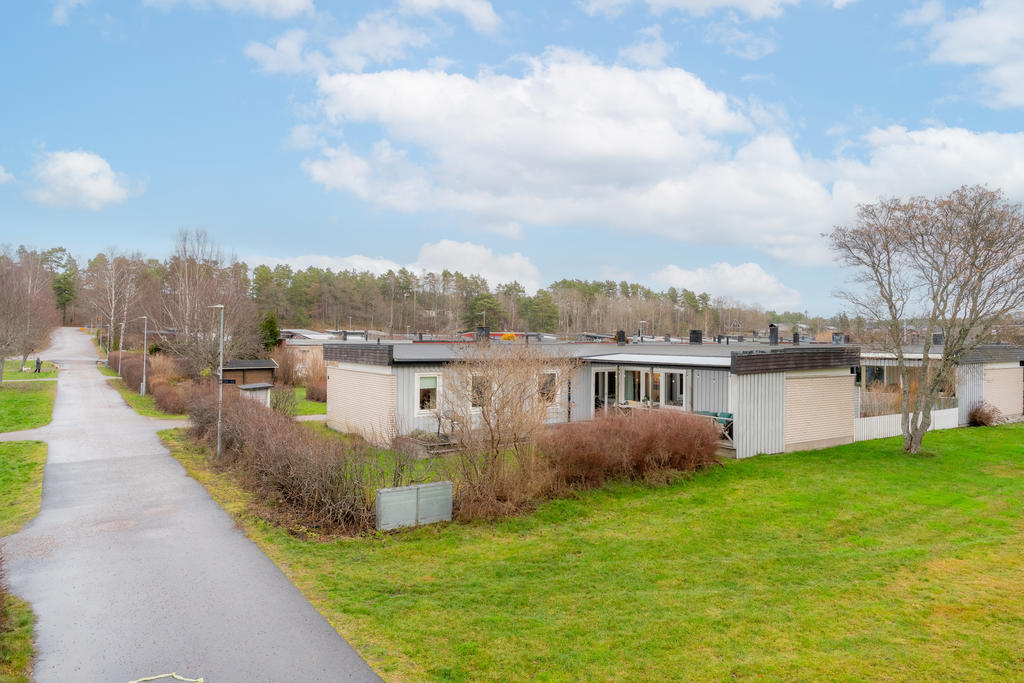 Allmänna ytor utanför fastigheten. Lugnt och med gångväg utanför