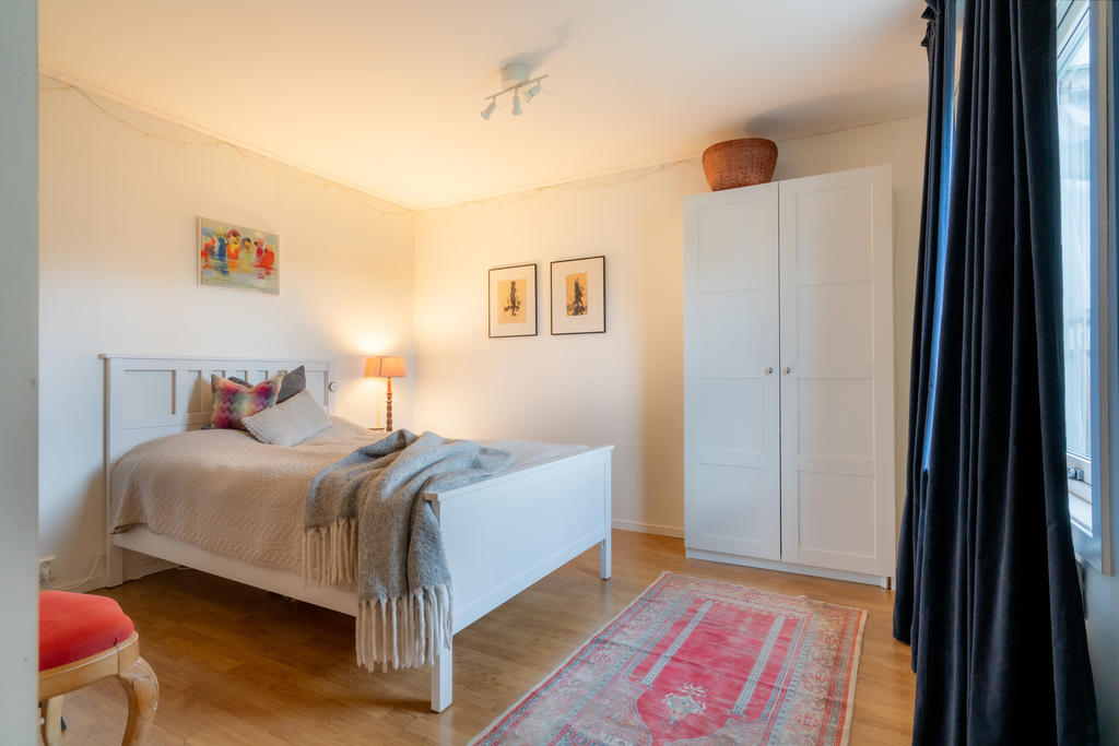 Sovrum med access från vardagsrum