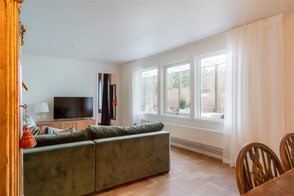 Generösa fönsterytor med utsikt till uteplatsen