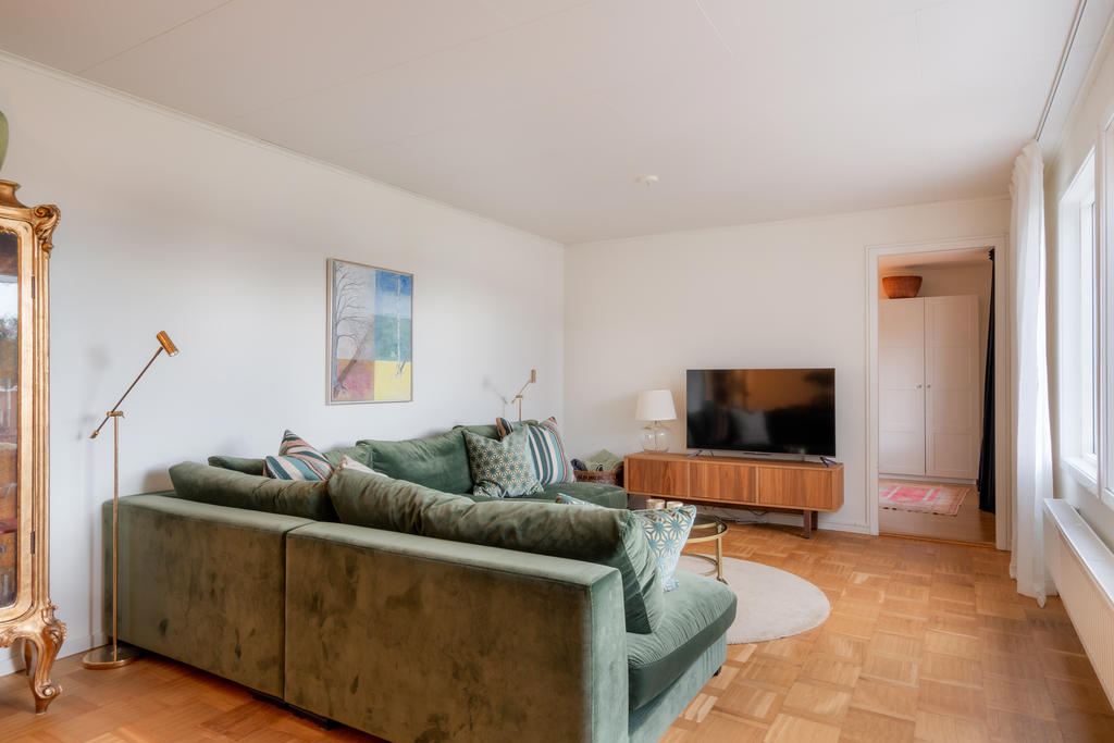 Innanför vardagrummet finns ett av sovrummen