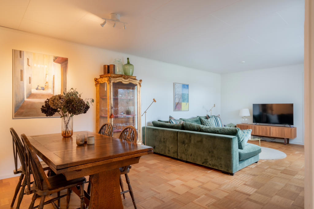 Bra vardagsrum där både matsalsmöbler och soffmöbler får plats