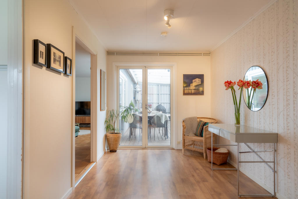 Inre möblerbar hall och dubbla dörrar som leder till uteplats