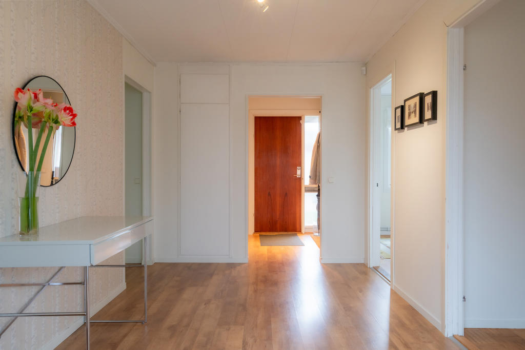 Stor inre hall med garderob