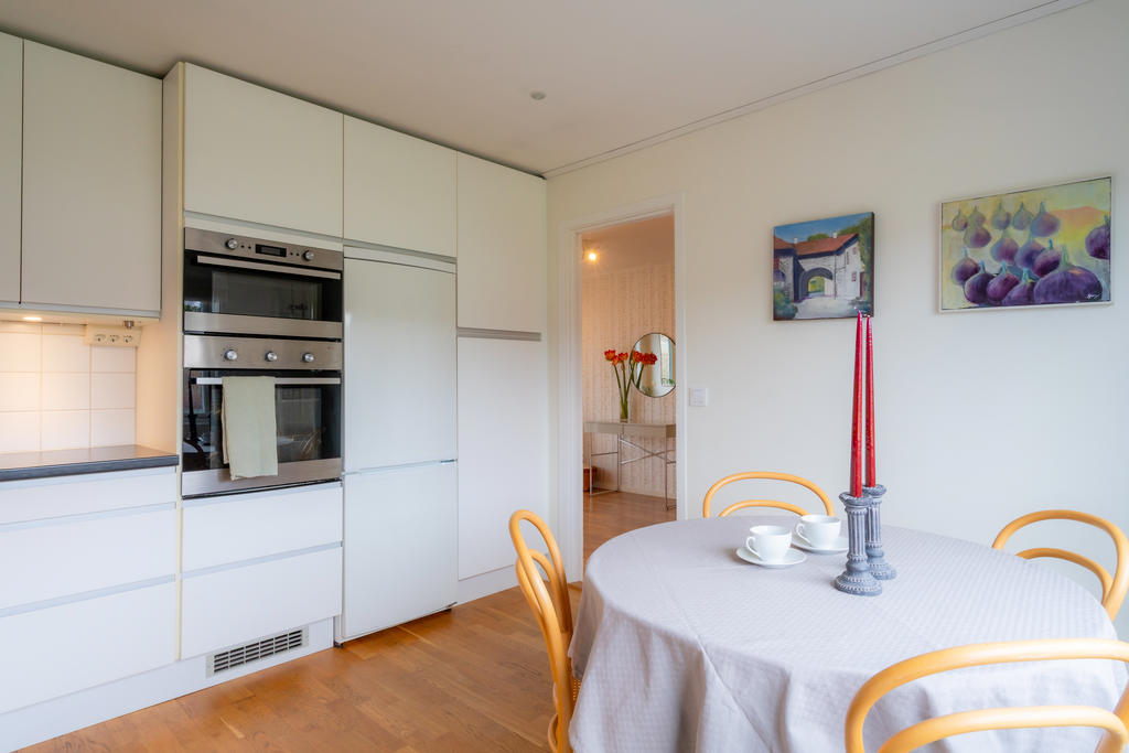 Ljust kök med gott om förvaring