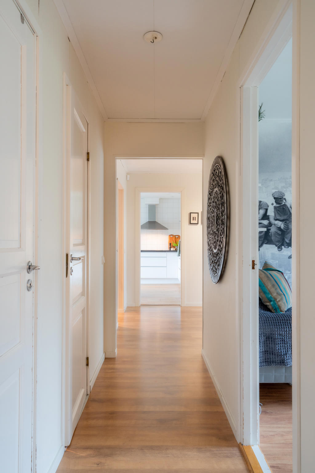 Del av hall sett från dörren utanför stora sovrummet