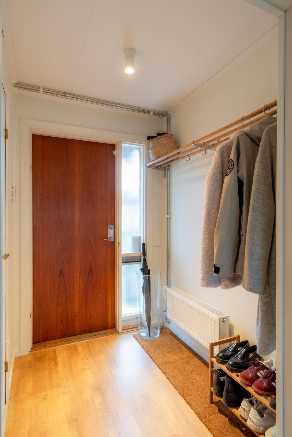 Entréhall med avhängsningsmöjligheter