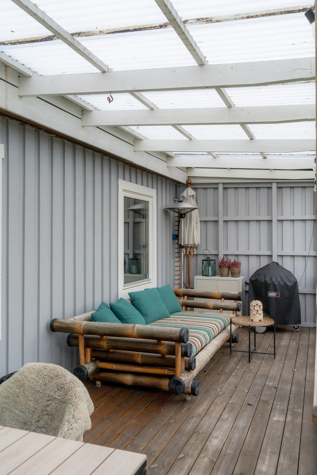 Delar av uteplatsen är under tak i skydd för sol och regn