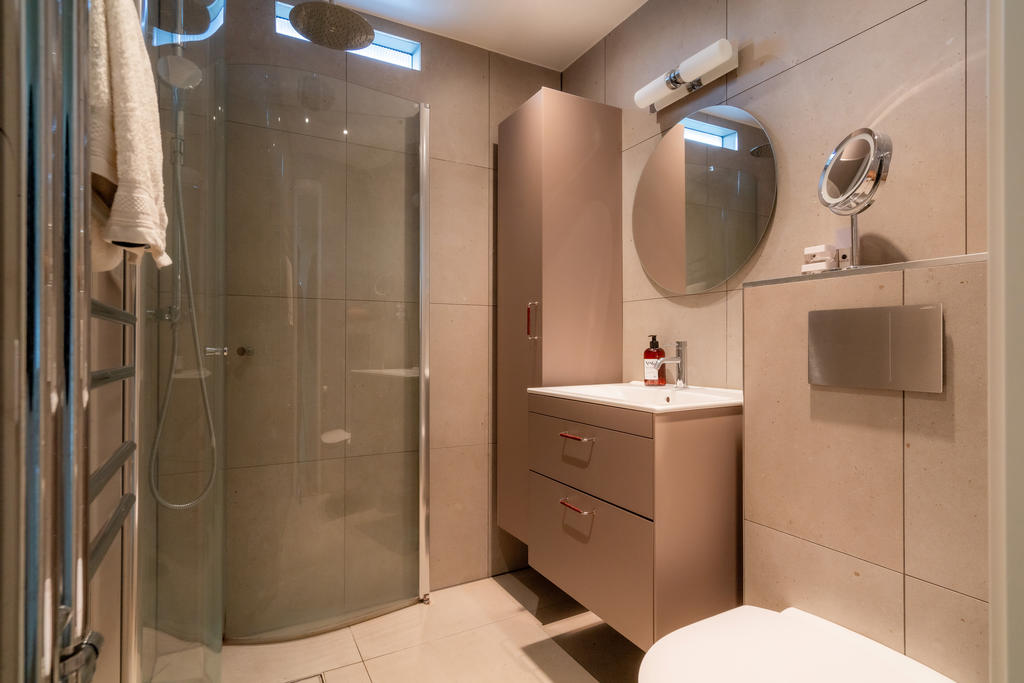 Läckert nyrenoverat badrum med inredning i hög kvalitet.