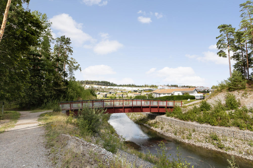 Bro över kanalen som leder in till lagunen