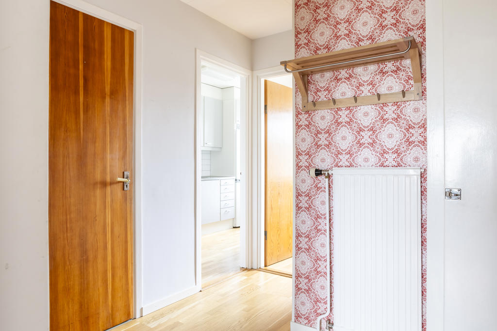 Hall med vy mot badrum