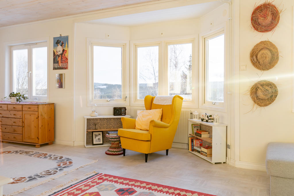 Fint ljusinsläpp skapar ljus & rymd i vardagsrummet