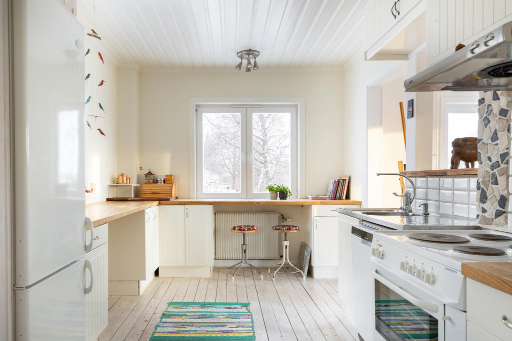 Kök med bra arbetsytor och halvöppen planlösning ut mot matplatsen