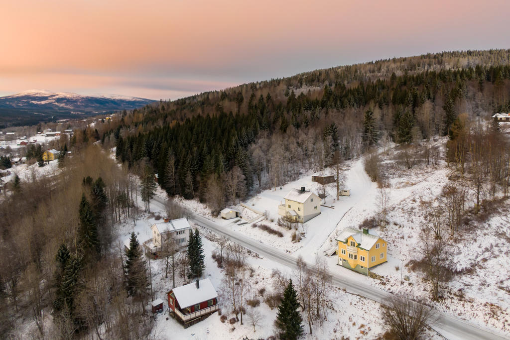 Hålland ligger billedes ca 5min från Undersåker, 9 min från Järpen och 15 min från Åre.