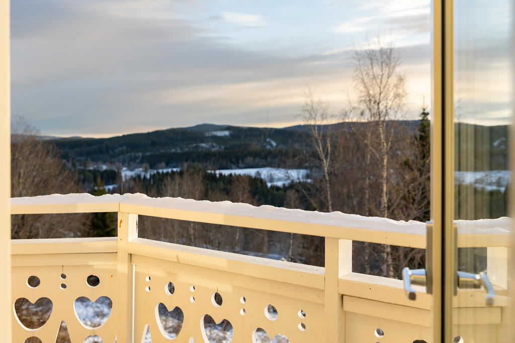 Utgång från sovrum till balkong i söderläge