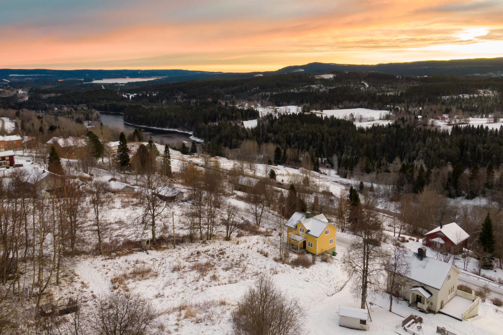 Tomten sträcker sig norr om villan och erbjuder plats för såväl gästhus, odlingar och annat