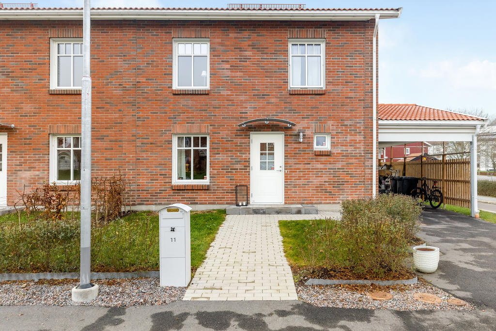 Framsida med carport och uppfart