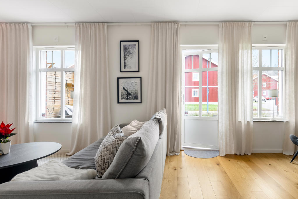 Vardagsrum med altandörr till baksida tomt