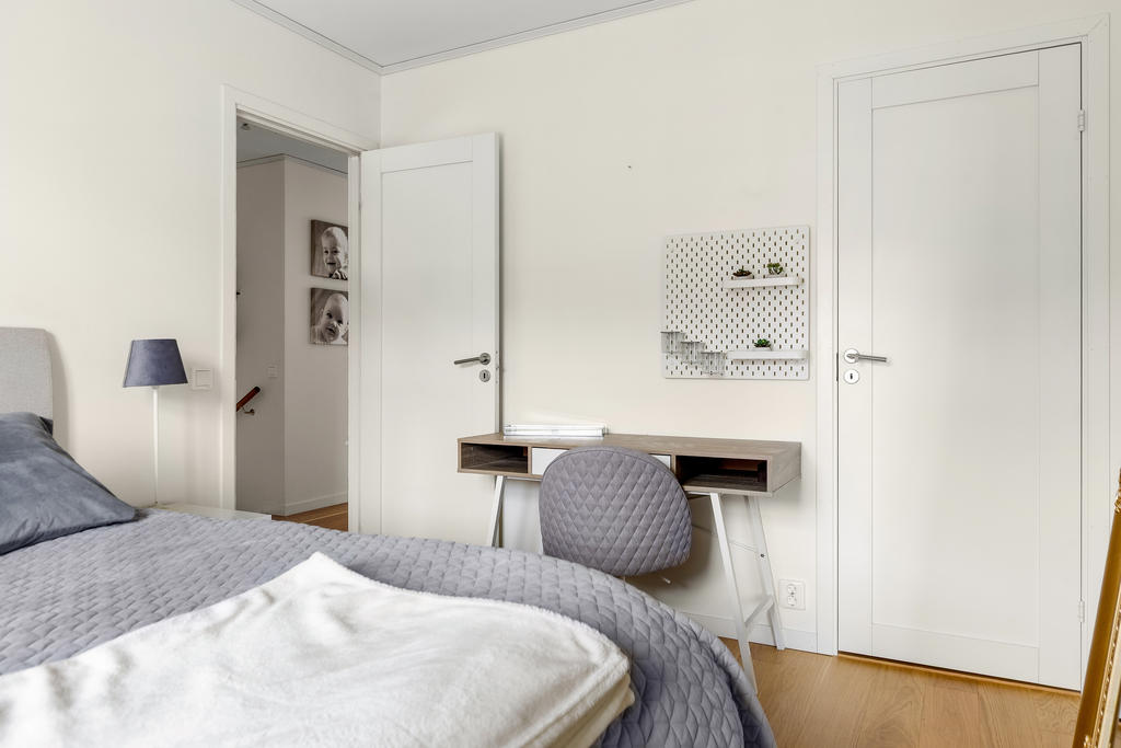 Sovrum 2 med egen klädkammare