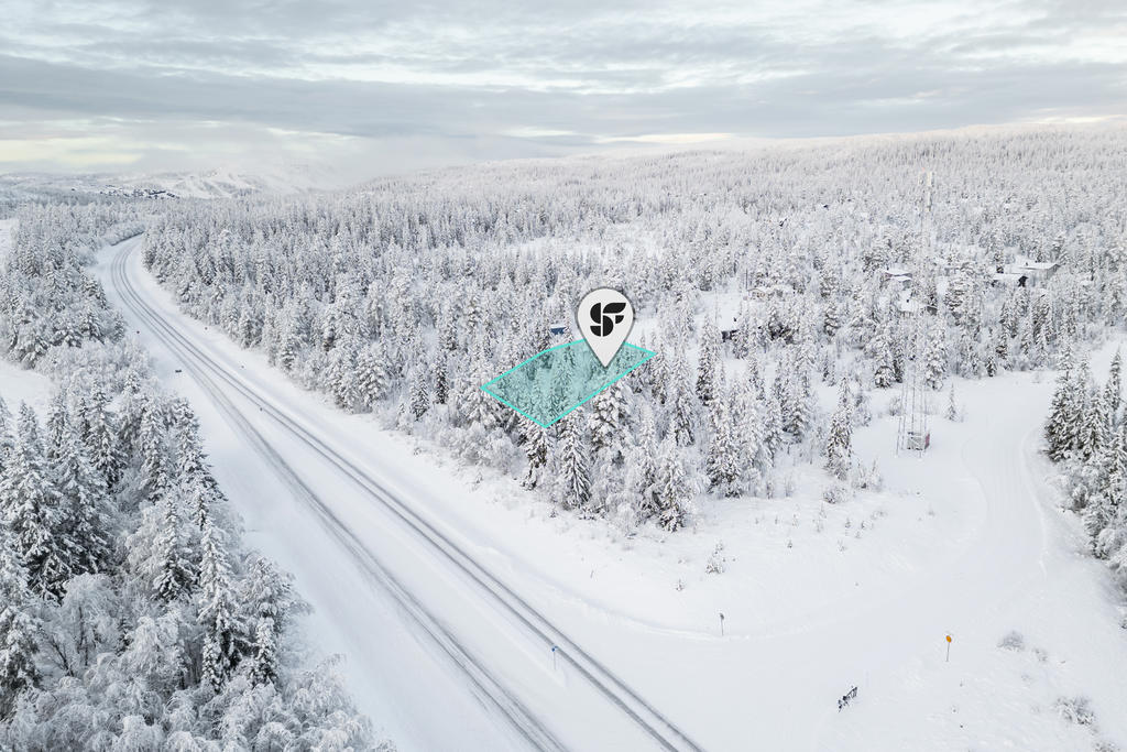 Markeringen av tomtgränsen är ungefärlig och baserad på Lantmäteriets kartor. Avvikelser kan förekomma. För exakta gränser hänvisas till fastighetskartan.