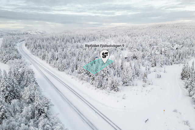 Markeringen av tomtgränsen är ungefärlig och baserad på Lantmäteriets kartor. Avvikelser kan förekomma. För exakta gränser hänvisas till fastighetskartan.