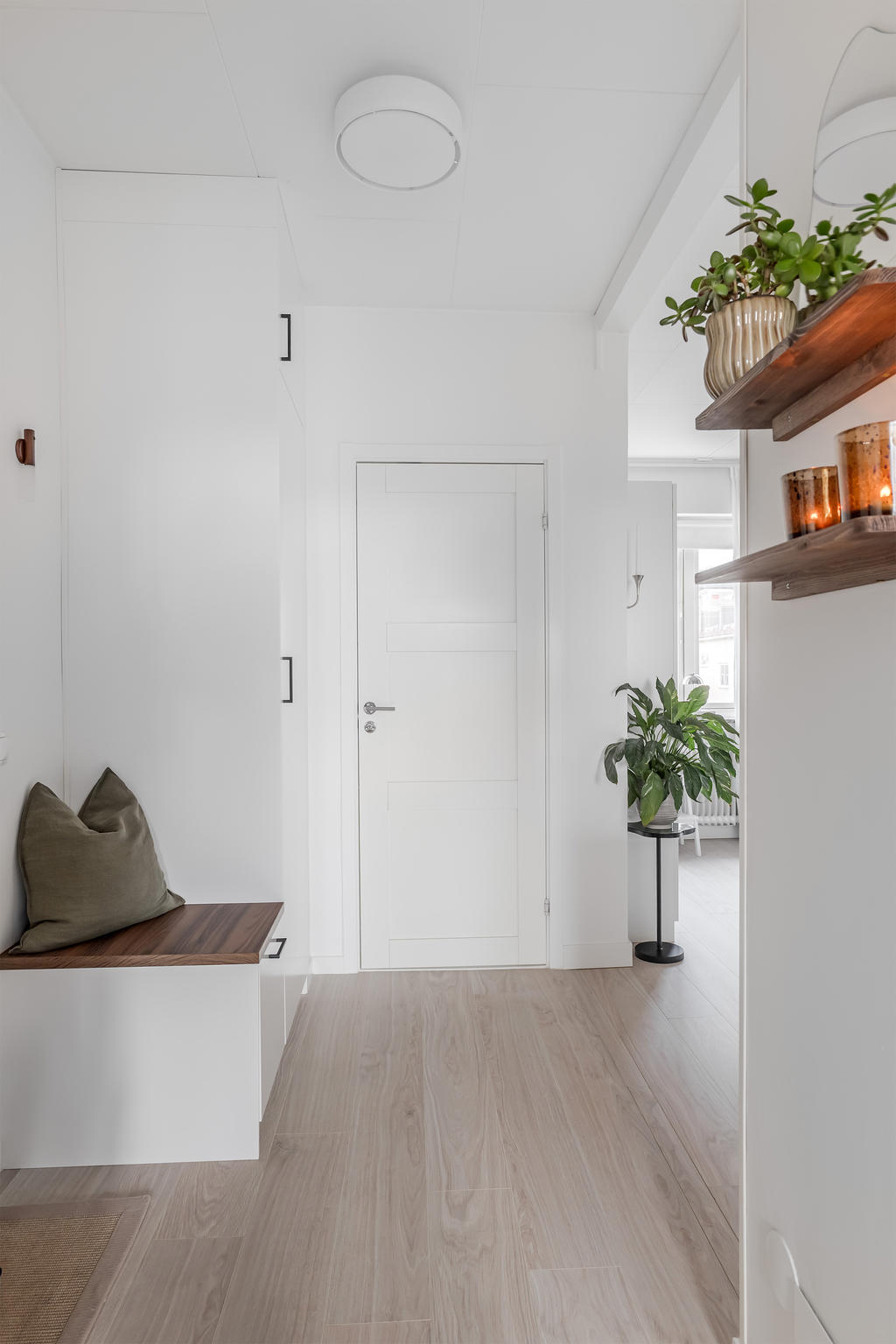 Praktisk hall med förvaring