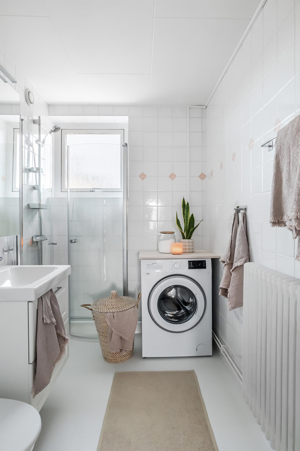 Fräscht badrum med tvättmaskin