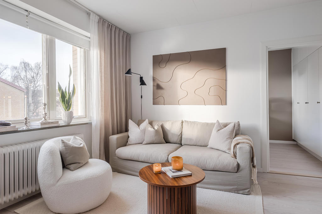 Stort fönsterparti för ljusinsläpp