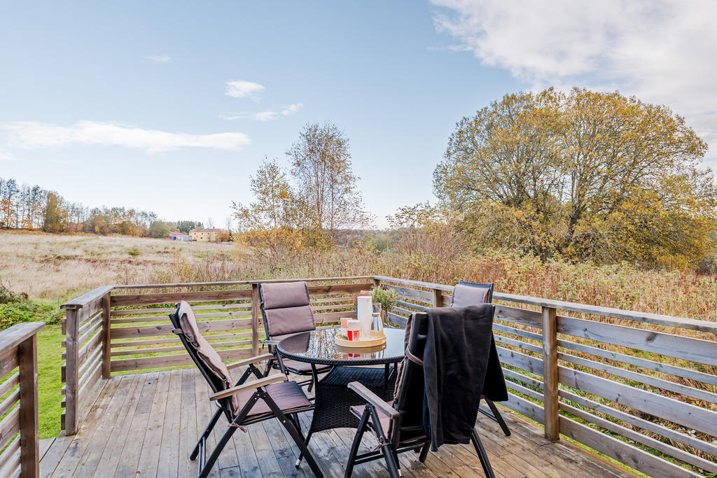 Fantastisk altan med utsikt mot grönområde