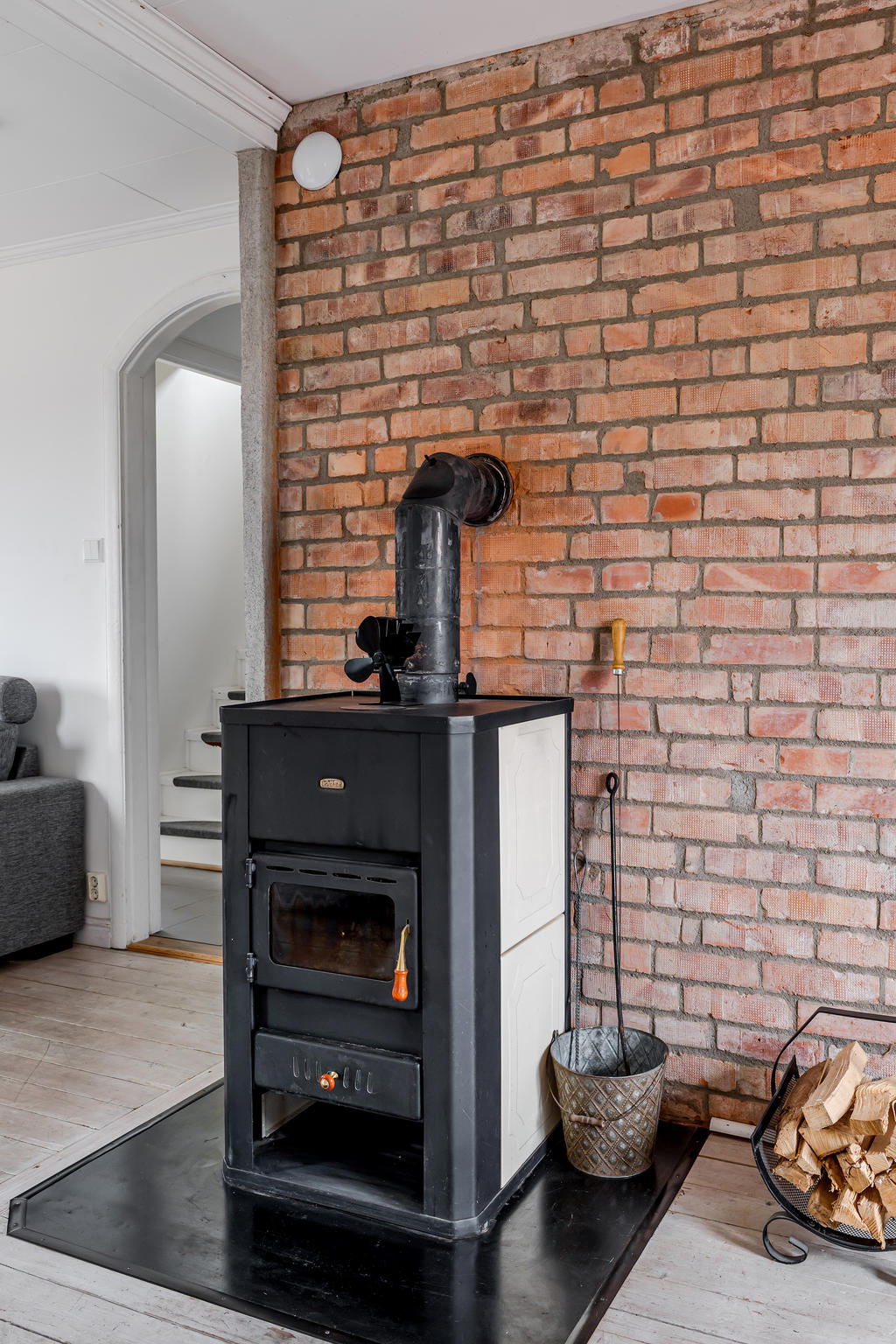 Braskamin och charmig tegelvägg