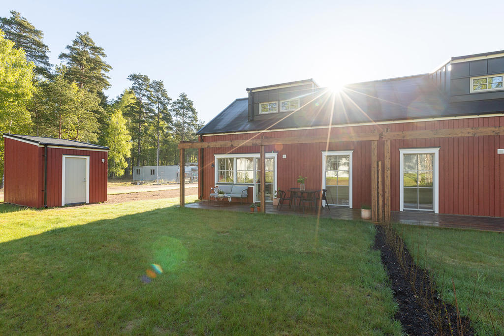 Låt växterna klättra upp längst pergolan och skapa en naturlig inramning. Inspirationsbild från visningshuset på Nässelvägen 1A (101 kvm).