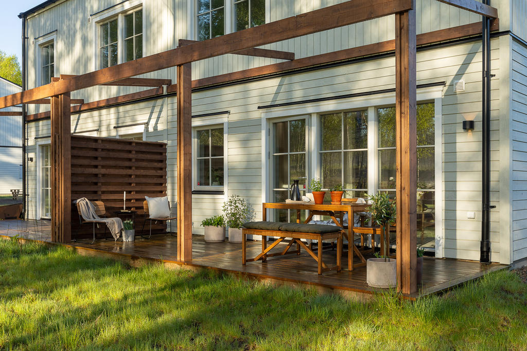 Altanen på husets baksida har plats för både matmöblemang och loungegrupp. Inspirationsbild från visningshuset på Nässelvägen 6A (127 kvm).