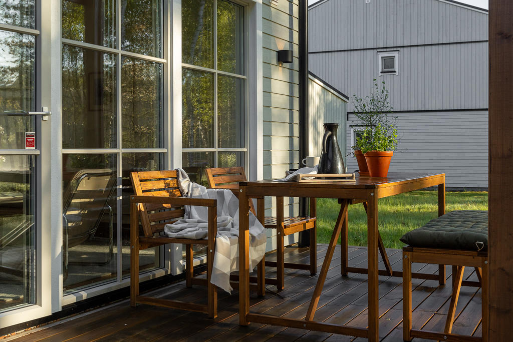 Ta med morgonkaffet ut på baksidan och möt solens första strålar som spirar mellan björkarna. Inspirationsbild från visningshuset på Nässelvägen 6A (127 kvm).