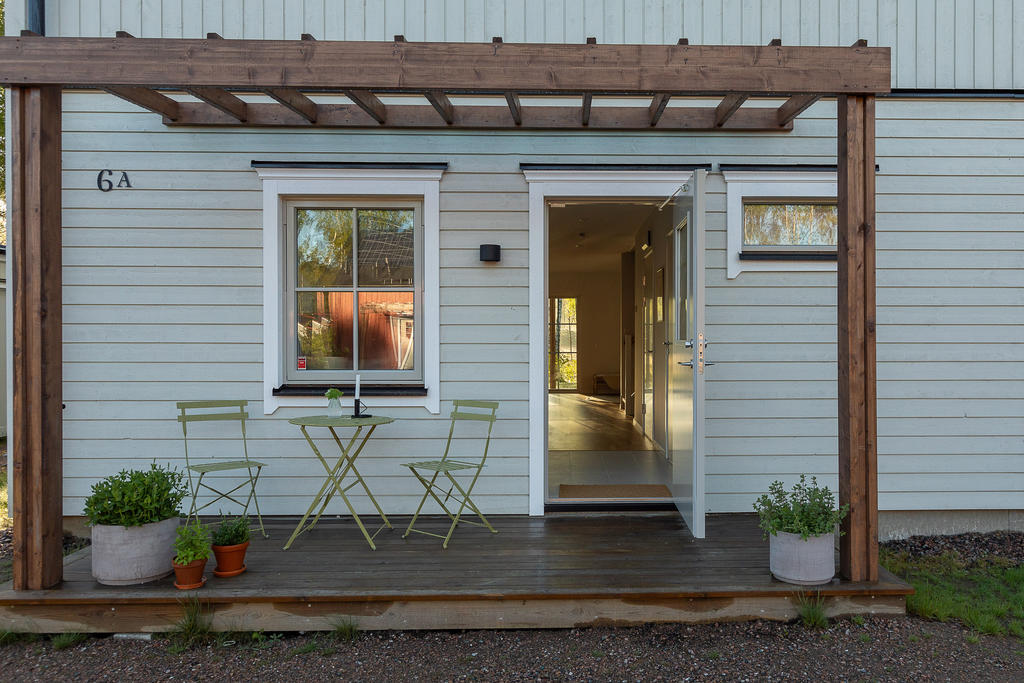 Inbjudande entrépergola med plats för café-set. Inspirationsbild från visningshuset på Nässelvägen 6A (127 kvm).