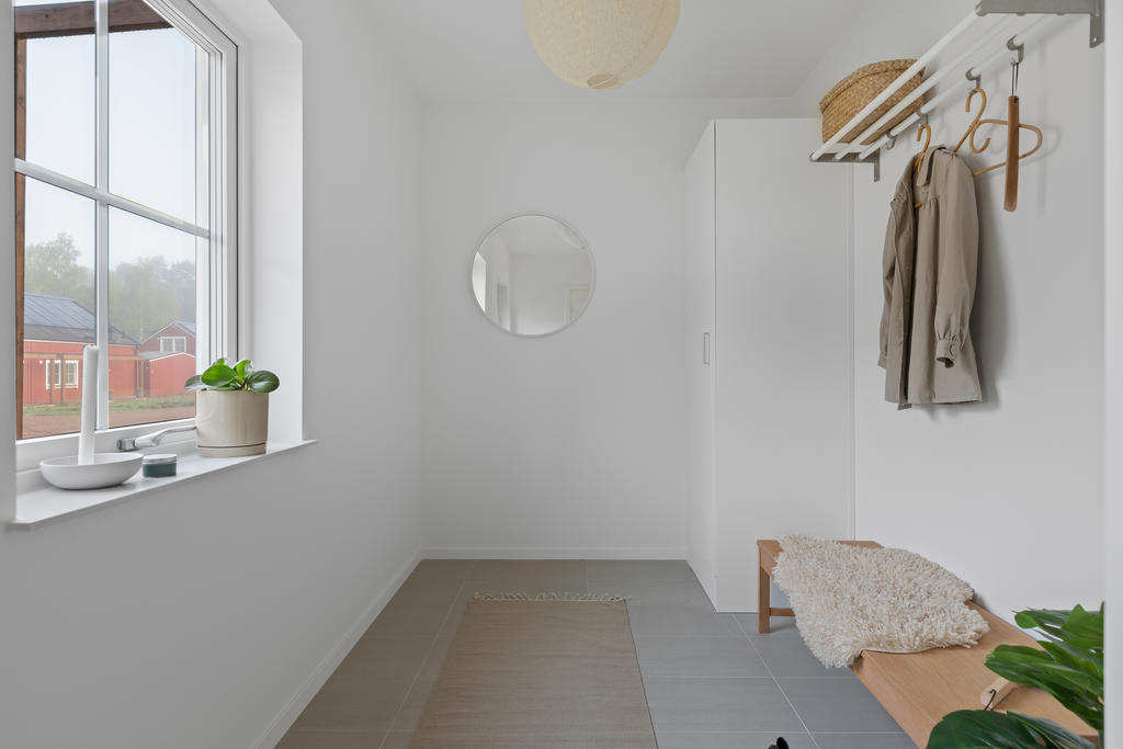 Entré med klinkergolv för smutsiga skor samt utrymme att skapa bra avhängnings- och förvaringsmöjligheter.  Inspirationsbild från visningshuset på Nässelvägen 6A (127 kvm).