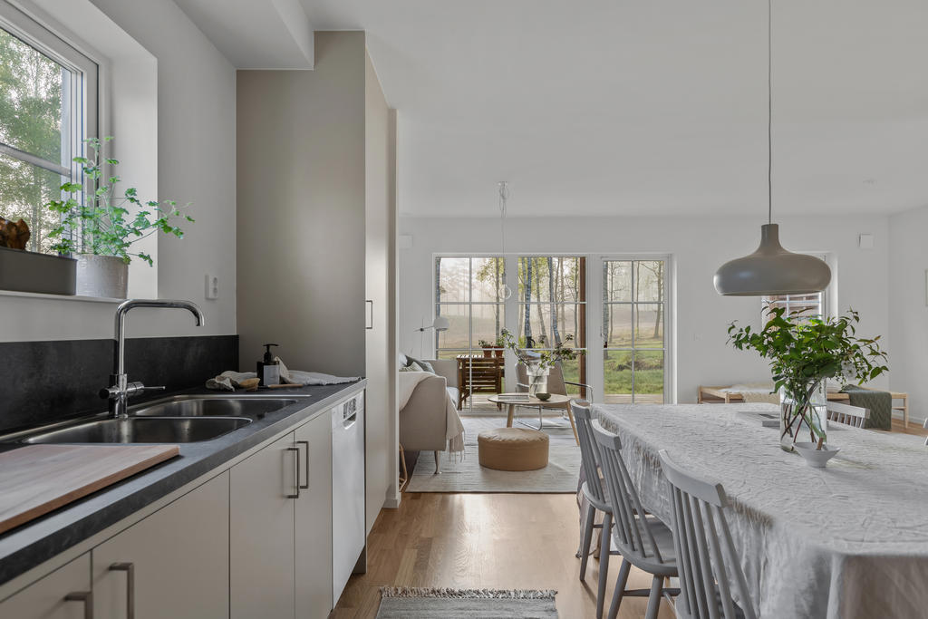 Köket utgör naturligt hemmets hjärta och kopplar ihop hela nedervåningen. Inspirationsbild från visningshuset på Nässelvägen 6A (127 kvm).