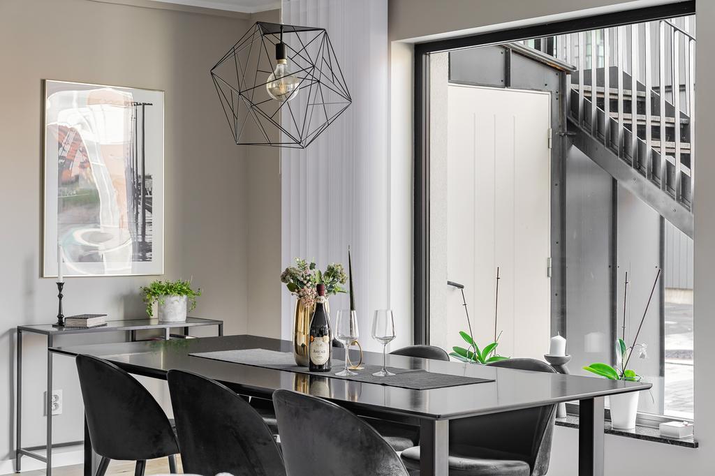 Matplats intill fönster