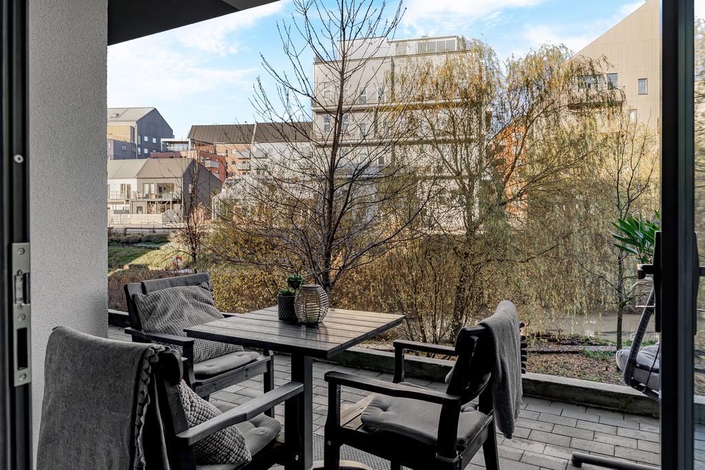 Fritt läge mot bäcken och härlig grönska 