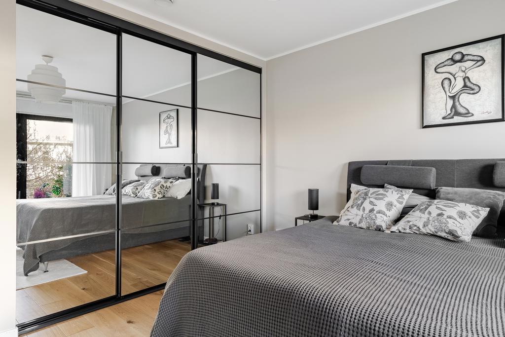 Gott om förvaringsmöjligheter i lyxig spegelgarderob 