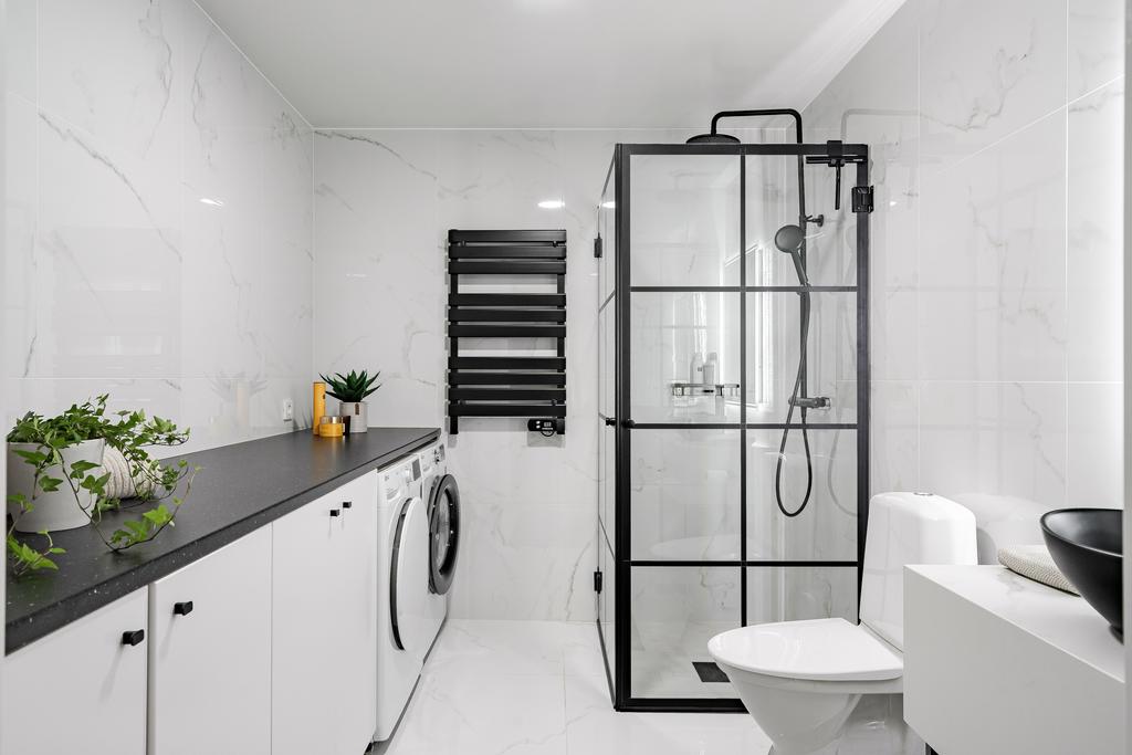 Duschrum med tvättavdelning  