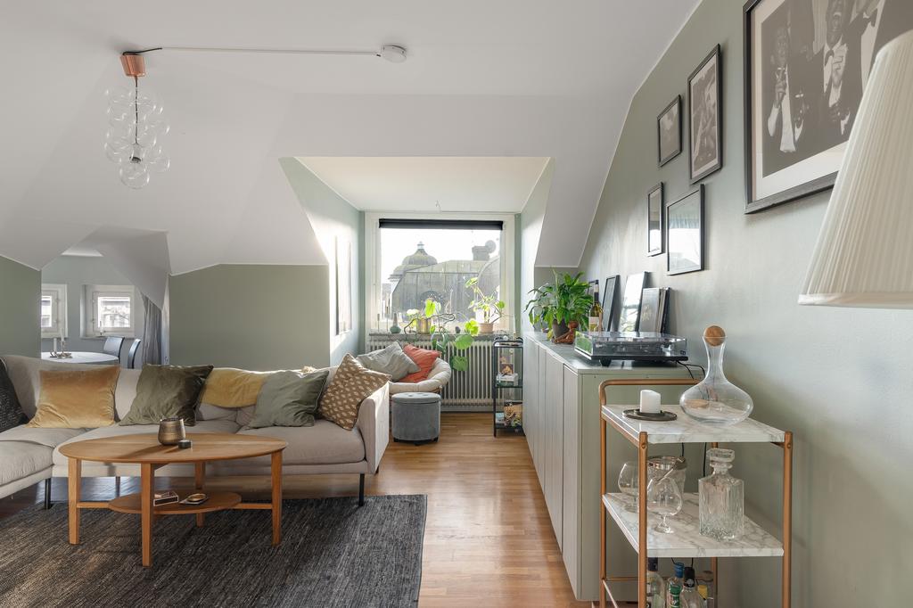 Behaglig väggkulör och parkettgolv