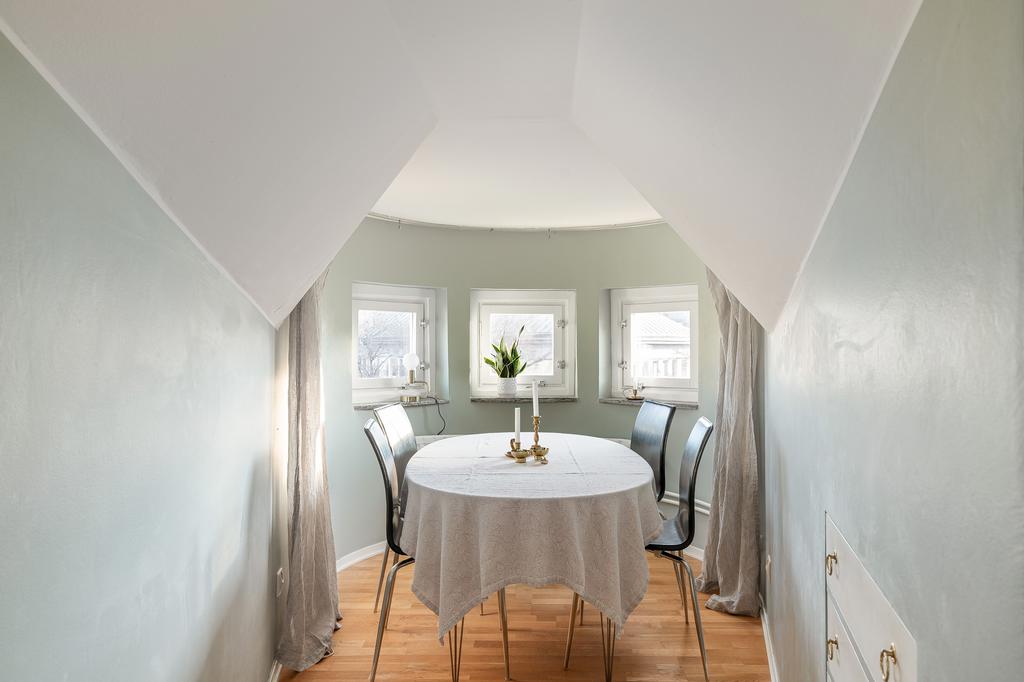 Tornrum med plats för matbord