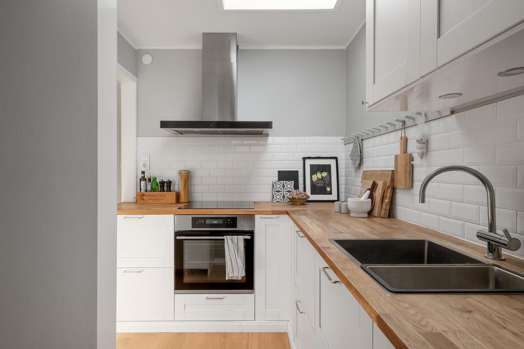 Kök i vitt med bänkskiva av stavlimmad ek