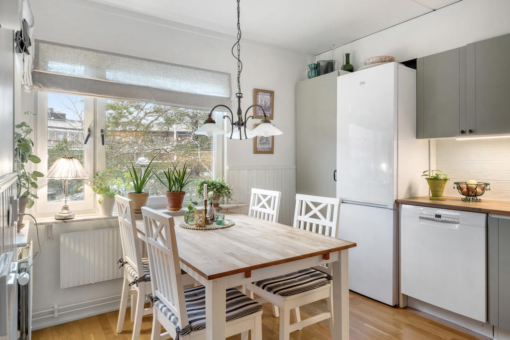 Kök med trevligt fönsterparti invid matplatsen