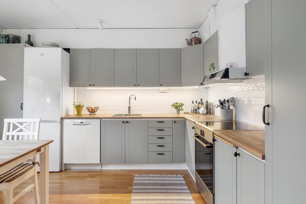 Omlackade köksluckor, nytt kakel och bänkskiva 2025