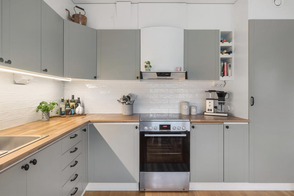 Kök i vinkel ger gott om arbetsyta och förvaring