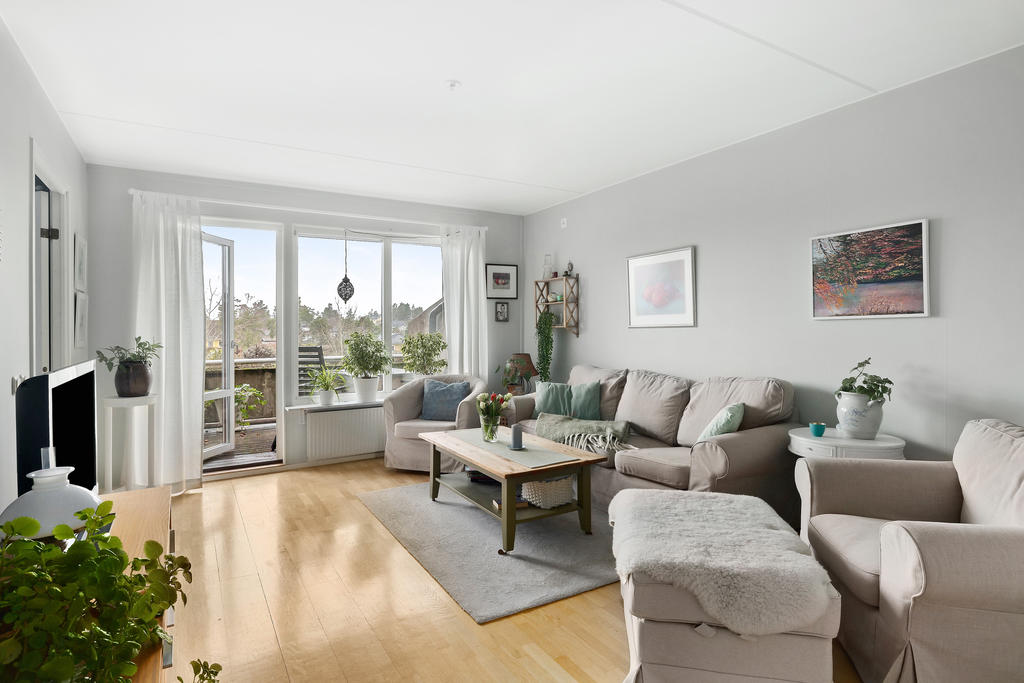 Ljust söderläge med stort förnsterparti mot terassen