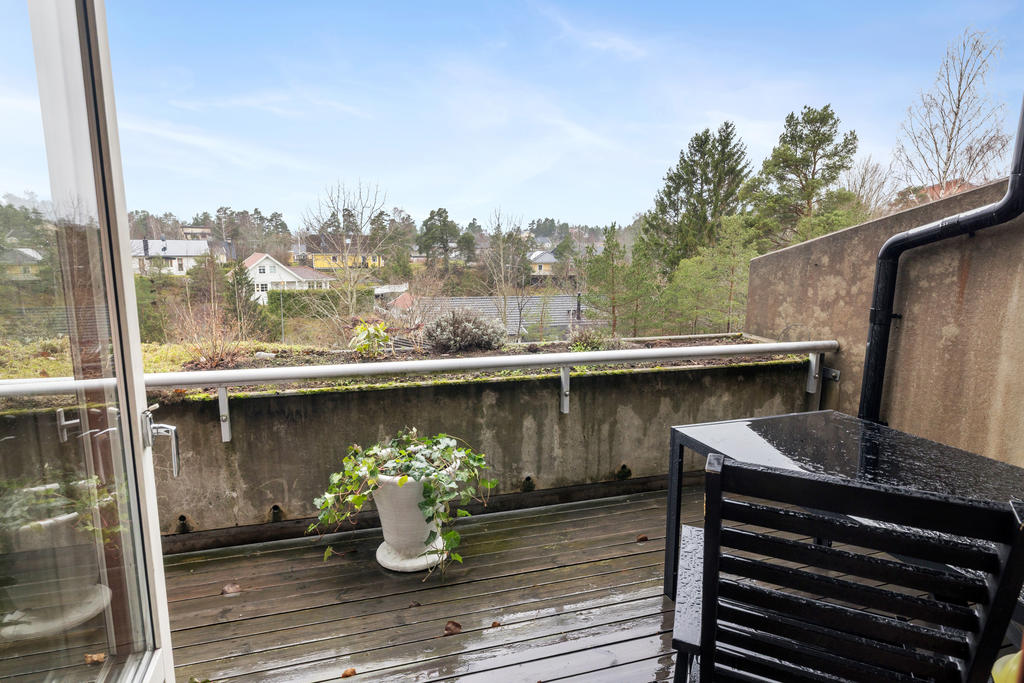 Stor balkong med vid vy över himmel villaområdet