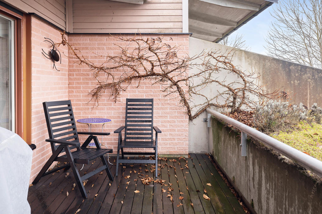 Här kan man ha planteringar i betonglådorna och flera möblemang ryms