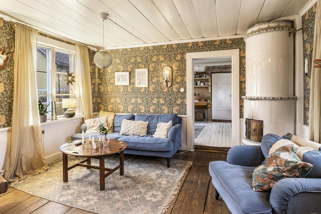 Vardagsrum med kakelugn och karaktär