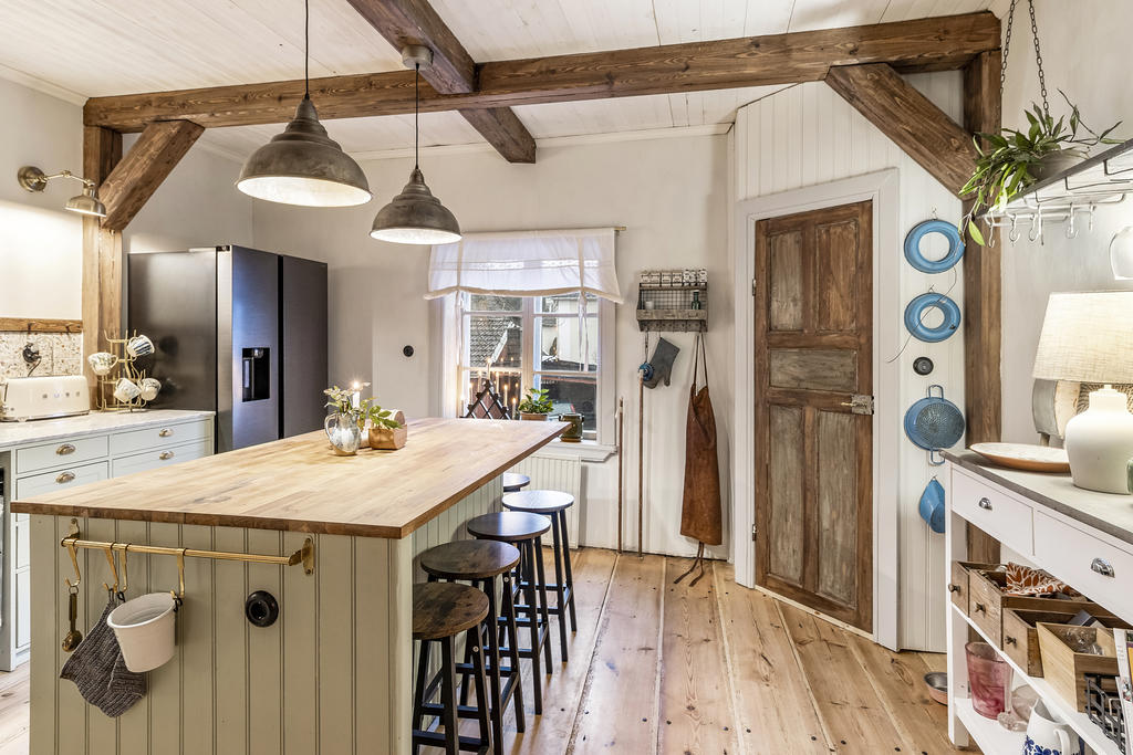 Kök med platsbyggt skafferi